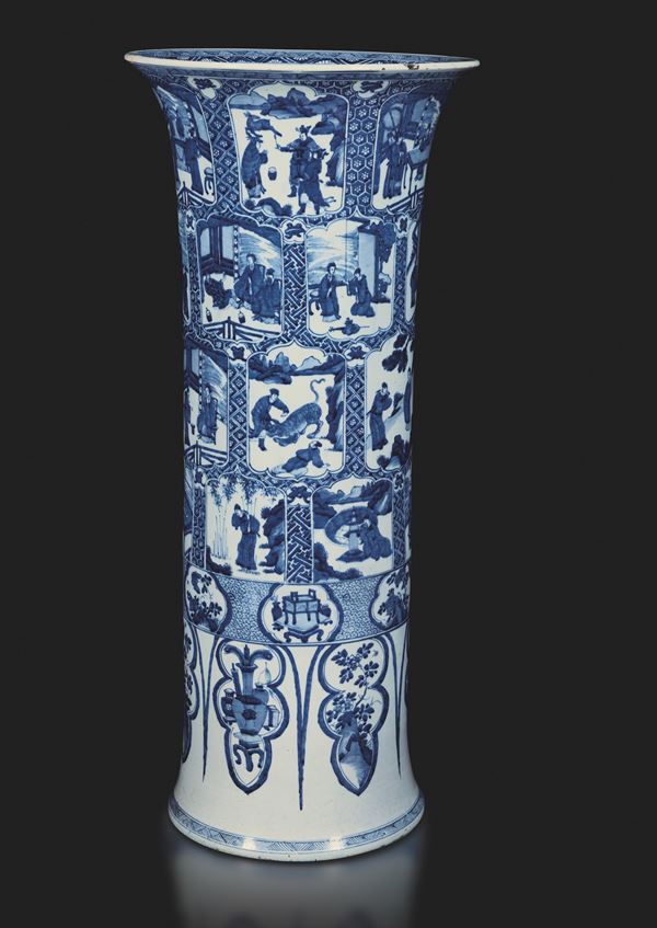 Grande e importante vaso in porcellana bianco e blu raffigurante 24 scene di “pietà filiale” entro riserve sagomate, Cina, Dinastia Qing, epoca Kangxi (1662-1722)
