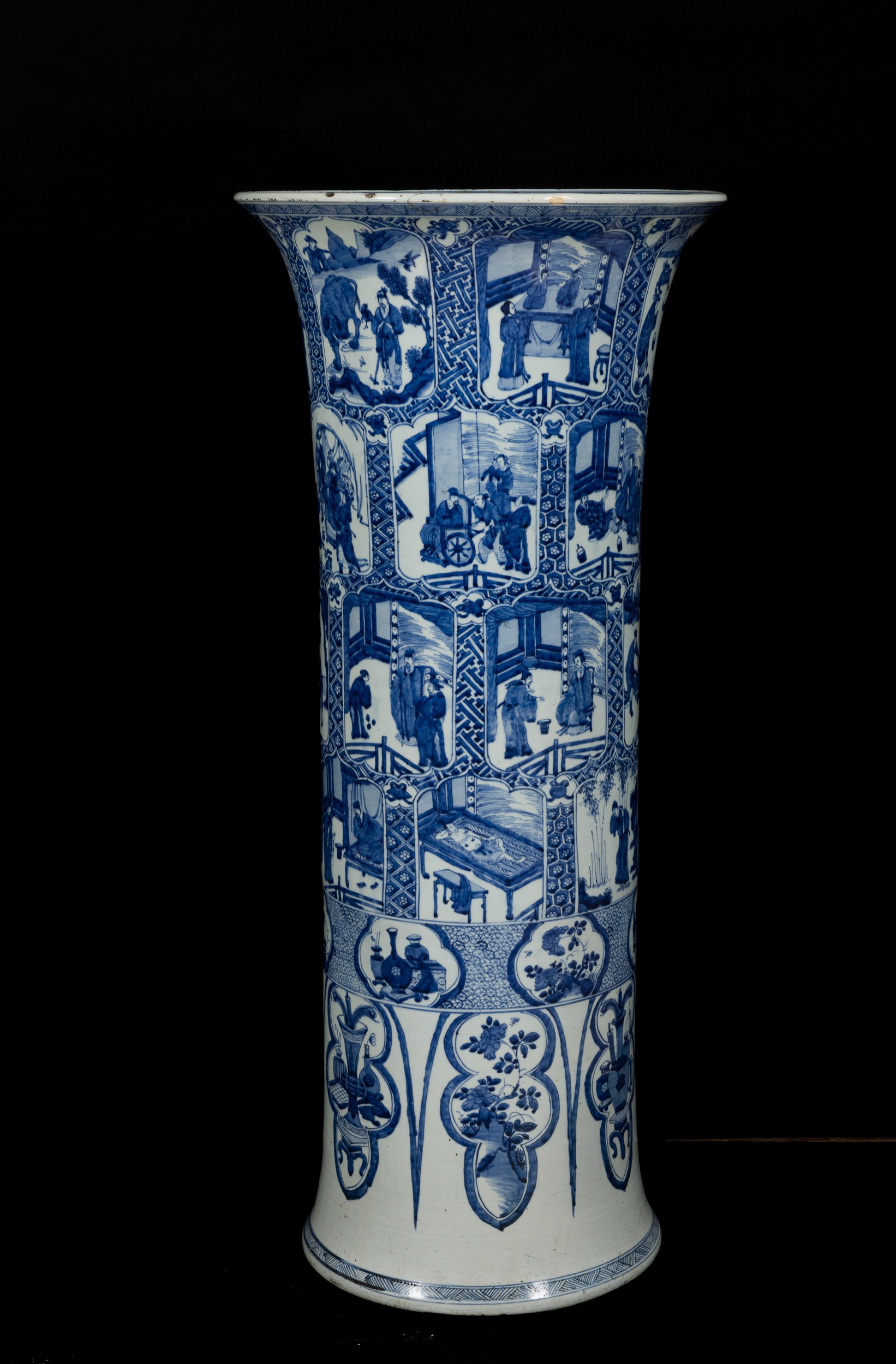 Grande e Importante Vaso in Porcellana Bianco e Blu Raffigurante 24 Scene di “pietà Filiale” Entr...