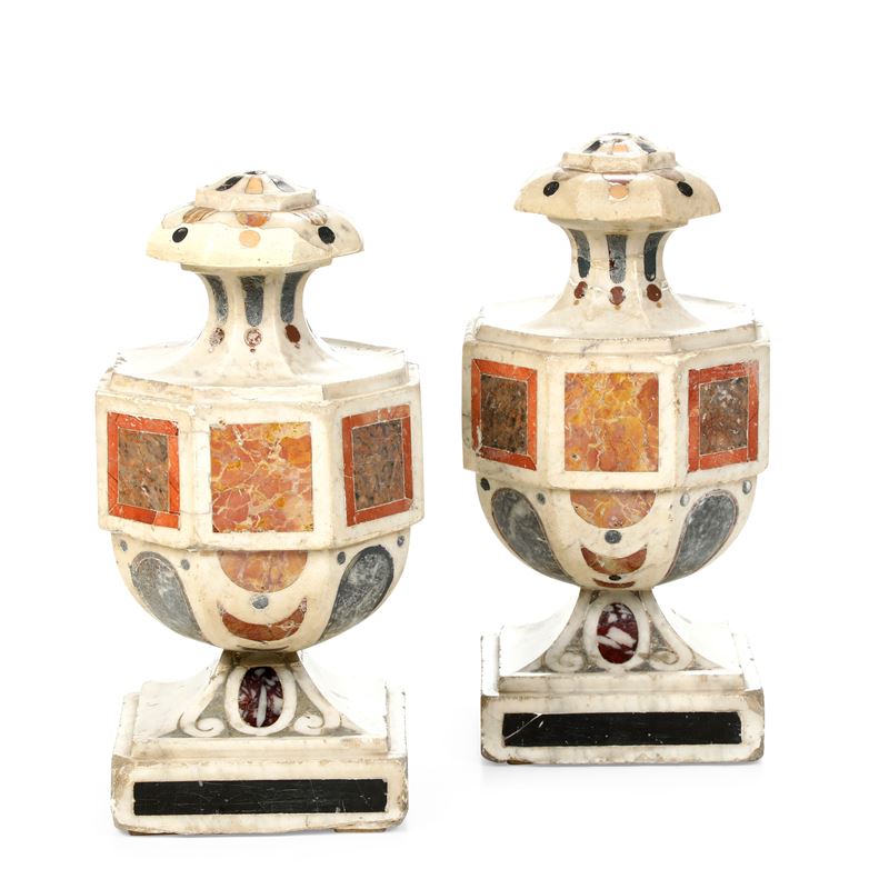 Due elementi decorativi in marmo. Roma, XVIII secolo  - Asta Dimore Italiane - Cambi Casa d'Aste