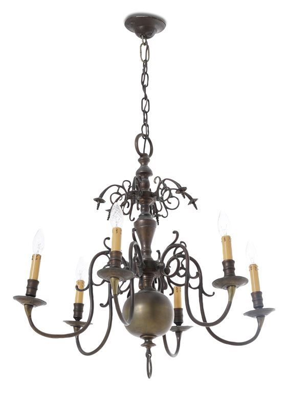 Lampadario a sei luci di gusto olandese in metallo. XIX-XX secolo