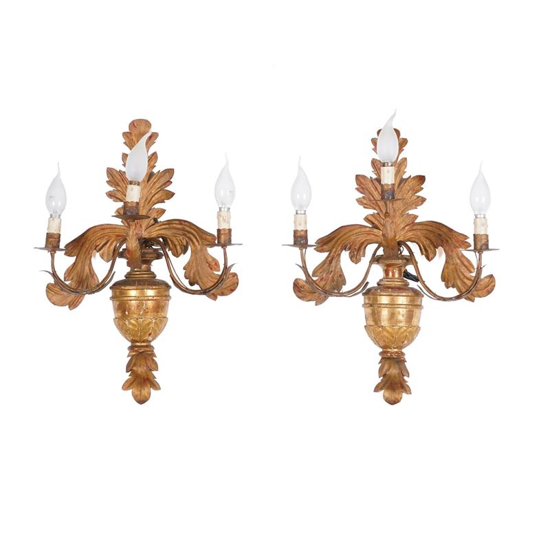 Coppia di appliques a tre fiamme in legno intagliato e dorato e metallo. XIX-XX secolo  - Asta Antiquariato - Cambi Casa d'Aste