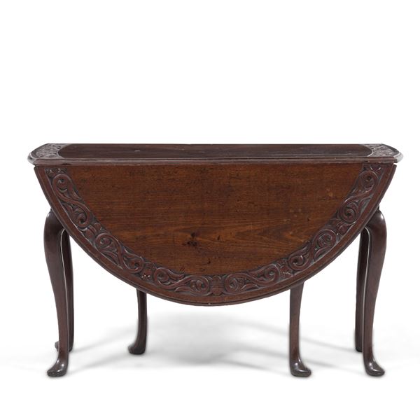 Tavolo a bandelle in legno intagliato. XIX secolo