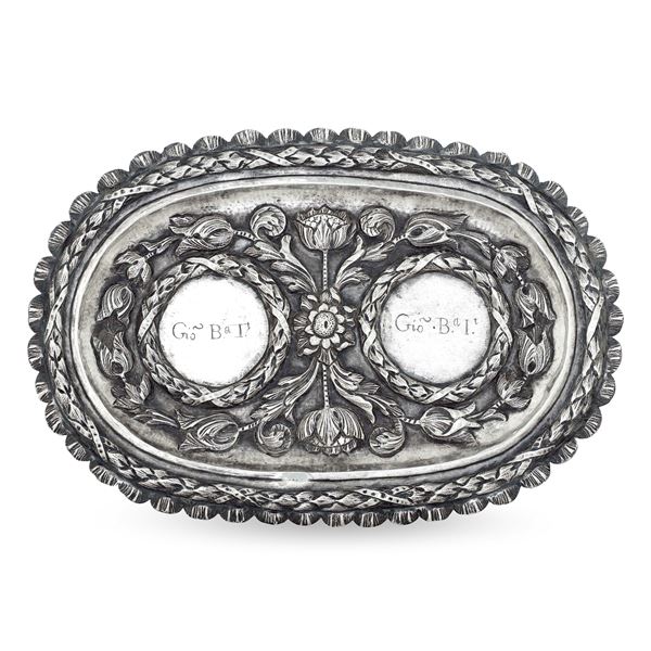 Alzata porta ampolle. Manifattura italiana del XVII secolo. Marchio con Croce di Malta affiancata da lettere BR entro rettangolo