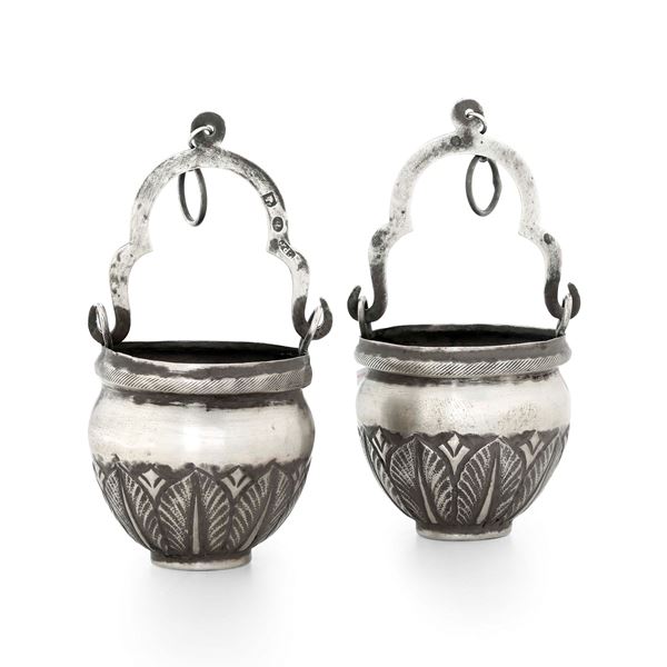 Coppia di secchielli per acquasantiera. Napoli, XIX secolo. Argentiere Gennaro Pane