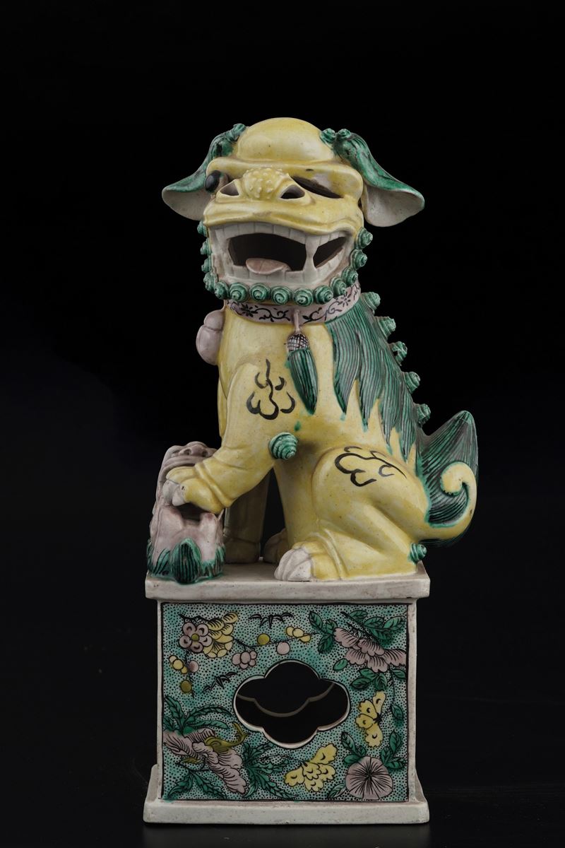 Figura di Cane di Pho in porcellana Famiglia Verde, Cina, Dinastia Qing (1644-1912)  - Asta Arte Orientale. Parte II - Cambi Casa d'Aste