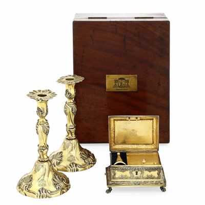 Stuart Clifford, Ensemble da viaggio cardinalizio in argento dorato con scrigno e accessori