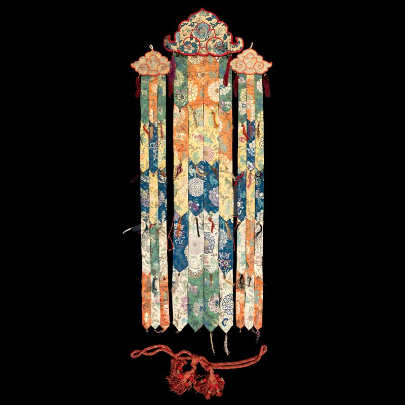 Lot consisting of three temple decorations made of fabric with bells depicting clouds and flowers, China, 19th century  - Auction Fine Asian Works of Art - Cambi Casa d'Aste