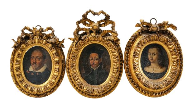 Gruppo di tre piccoli ritratti su rame entro cornici in legno intagliato e dorato