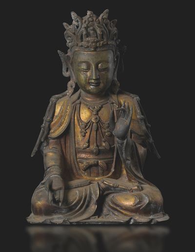 Grande ed Importante Figura di Quan Yin Incoronata in Bronzo Dorato, Cina, XVII Secolo