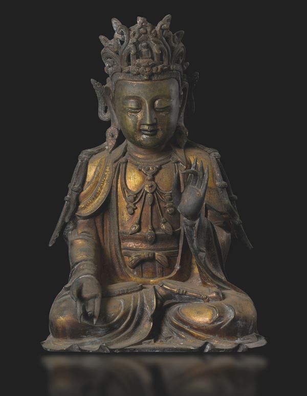 Grande ed importante figura di Quan Yin incoronata in bronzo dorato, Cina, XVII secolo