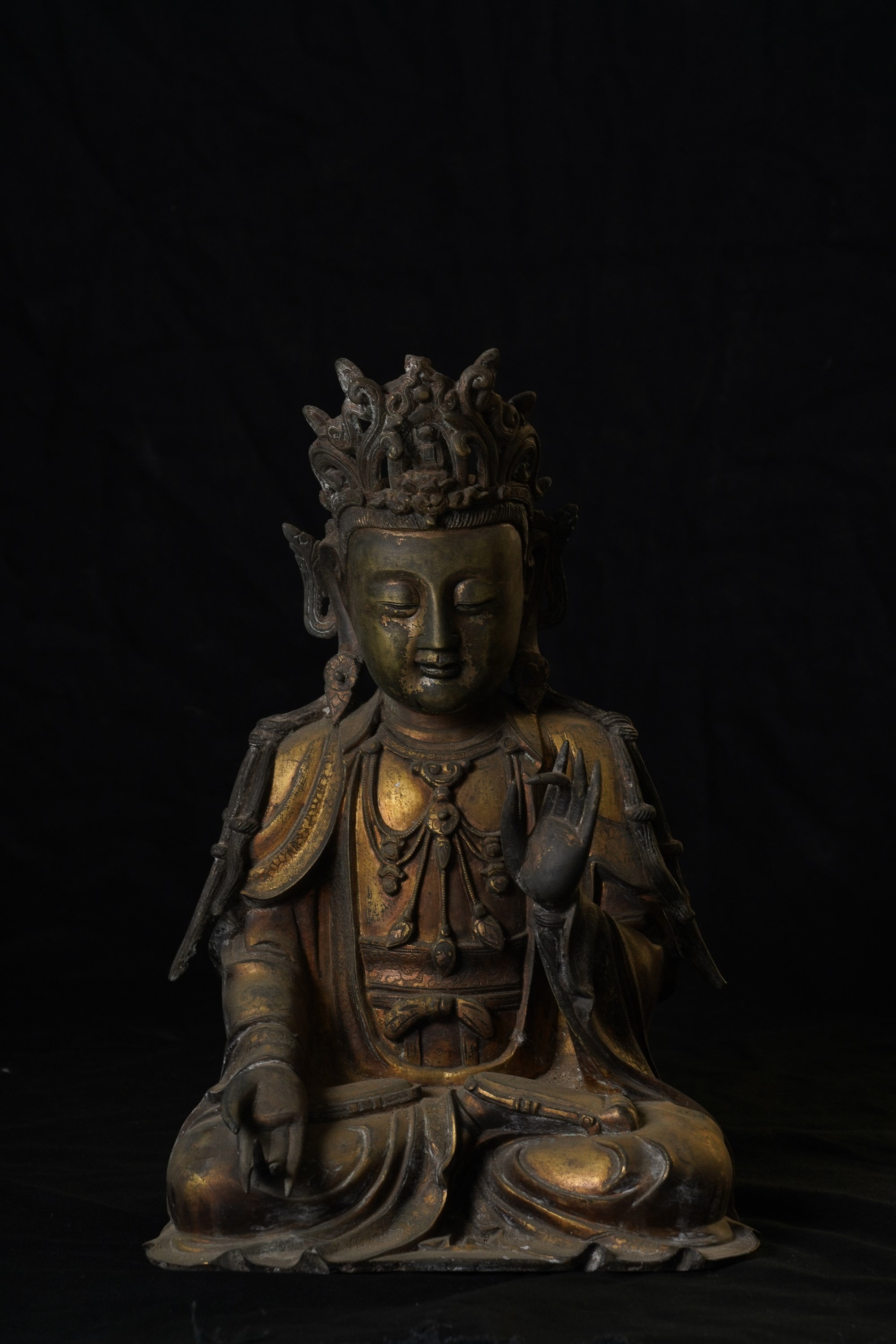 Grande ed Importante Figura di Quan Yin Incoronata in Bronzo Dorato, Cina, XVII Secolo