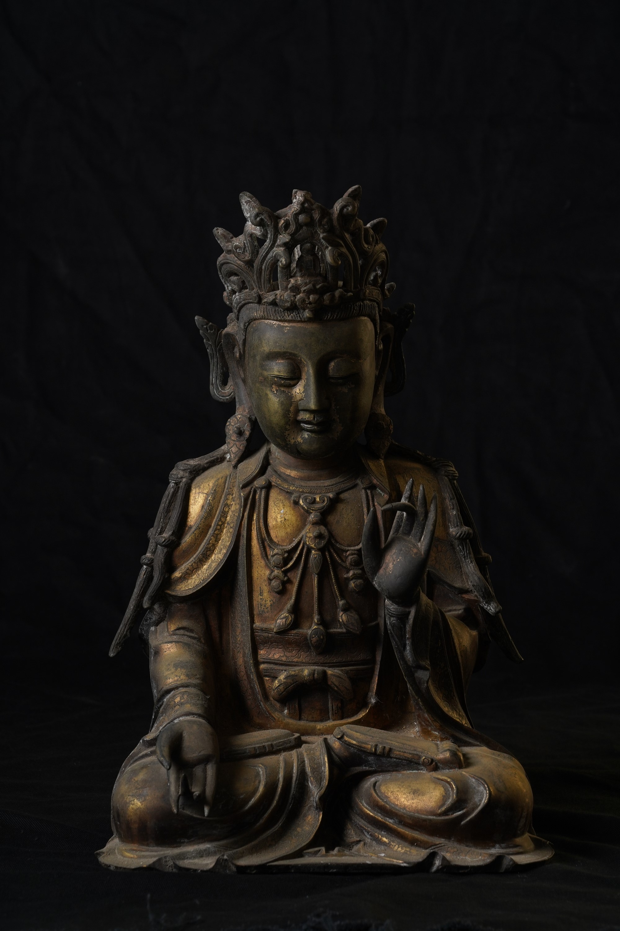Grande ed Importante Figura di Quan Yin Incoronata in Bronzo Dorato, Cina, XVII Secolo
