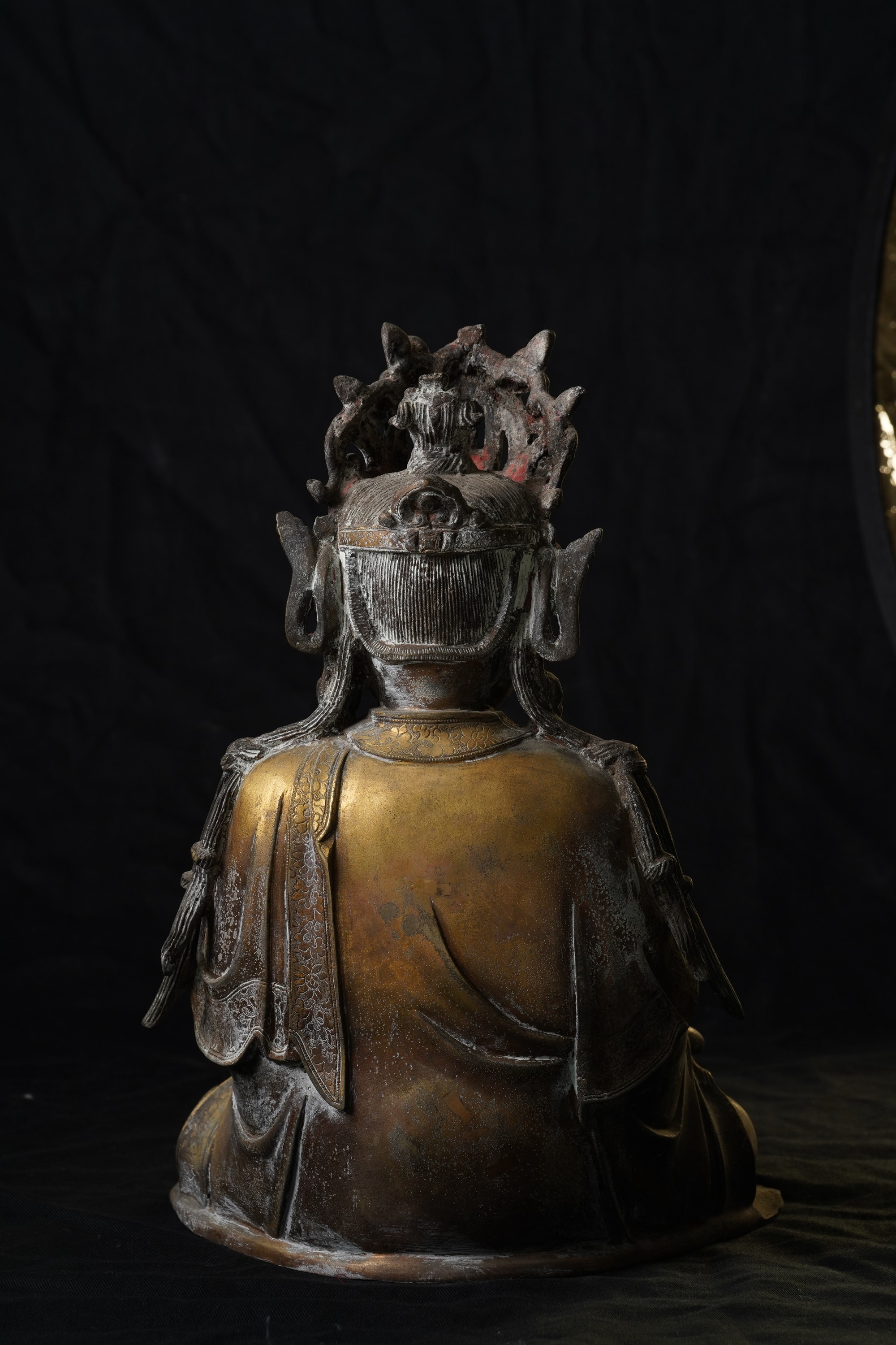 Grande ed Importante Figura di Quan Yin Incoronata in Bronzo Dorato, Cina, XVII Secolo