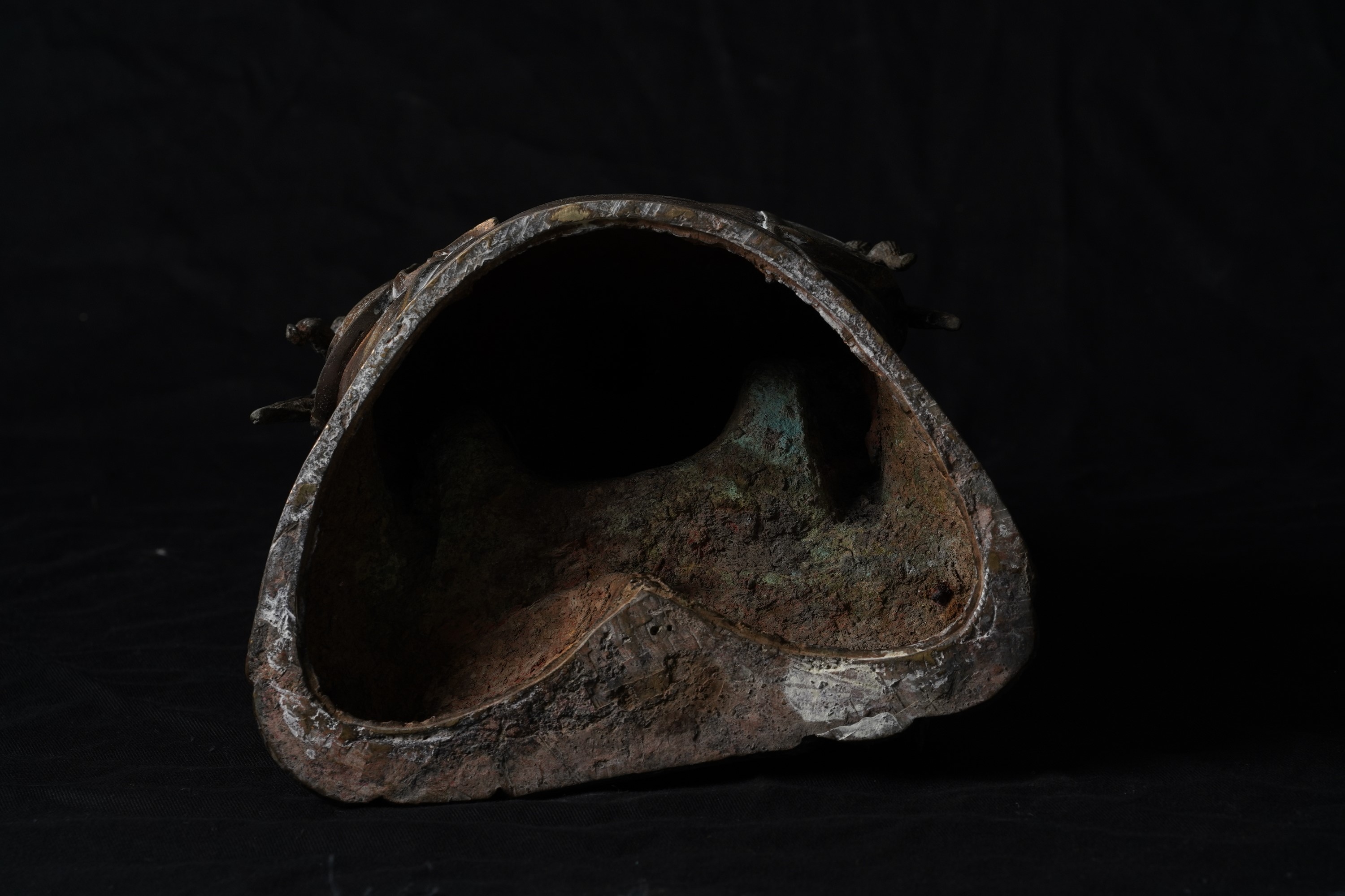 Grande ed Importante Figura di Quan Yin Incoronata in Bronzo Dorato, Cina, XVII Secolo