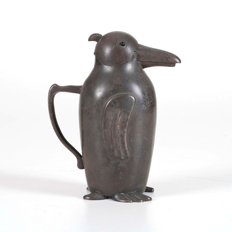 Bricco versatoio in metallo a foggia di pinguino  - Auction Antiques - Cambi Casa d'Aste