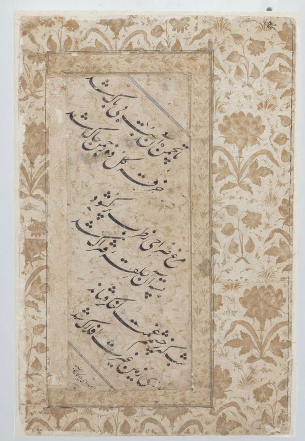 India. Pagina con iscrizioni e decorazioni lumeggiate