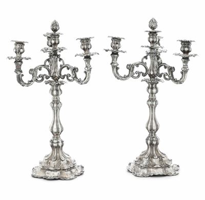 Manifattura tedesca o austriaca, Coppia di candelabri in argento fuso e sagomato (inizio XX secol...