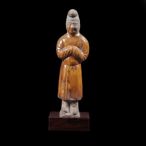 Cina. Scultura con figura maschile in terracotta invetriata