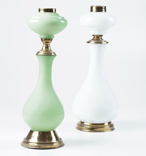 Due lumi a olio in vetro lattimo e metallo