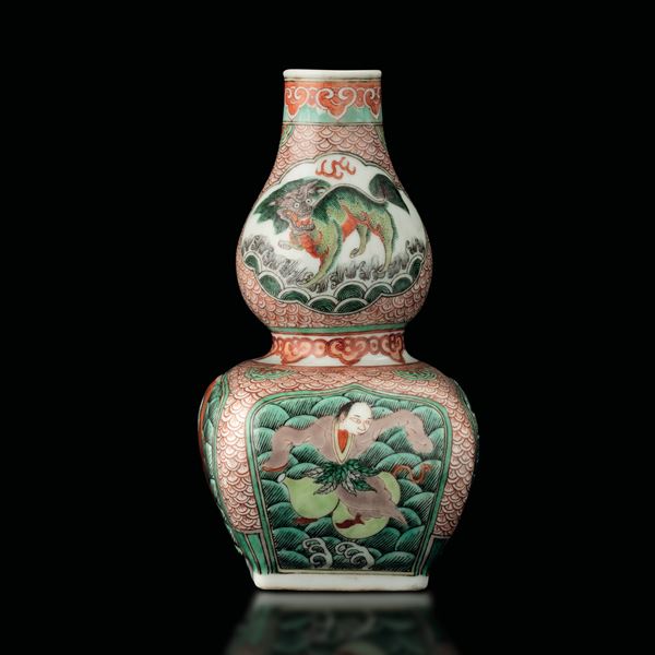 Vaso in porcellana Famiglia Verde a forma di doppia zucca raffigurante personaggi con Cani di Pho, Cina, fine XIX secolo