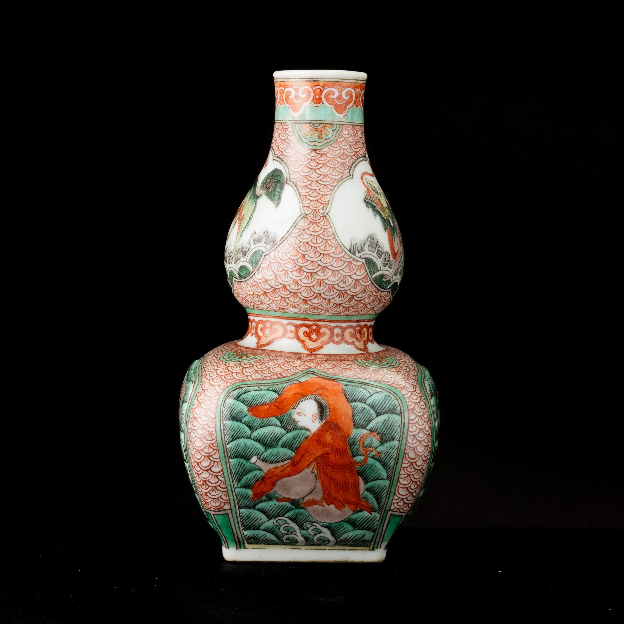 Vaso in Porcellana Famiglia Verde a Forma di Doppia Zucca Raffigurante Personaggi con Cani di Pho...