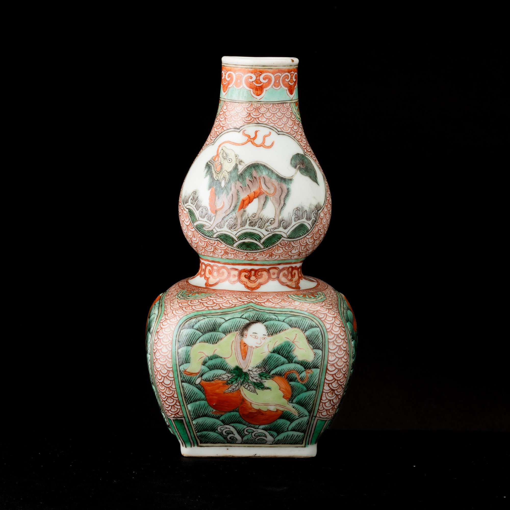 Vaso in Porcellana Famiglia Verde a Forma di Doppia Zucca Raffigurante Personaggi con Cani di Pho...