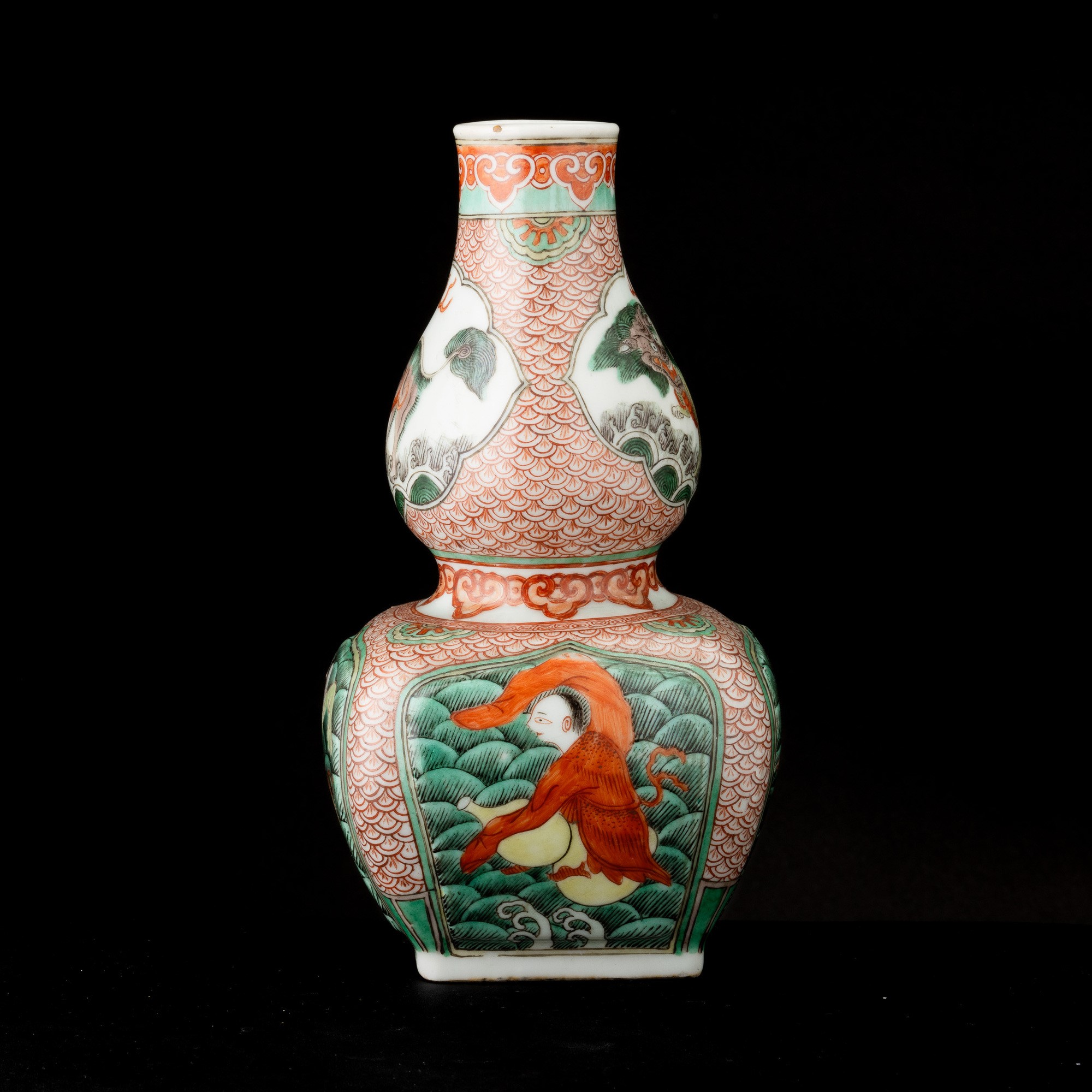 Vaso in Porcellana Famiglia Verde a Forma di Doppia Zucca Raffigurante Personaggi con Cani di Pho...