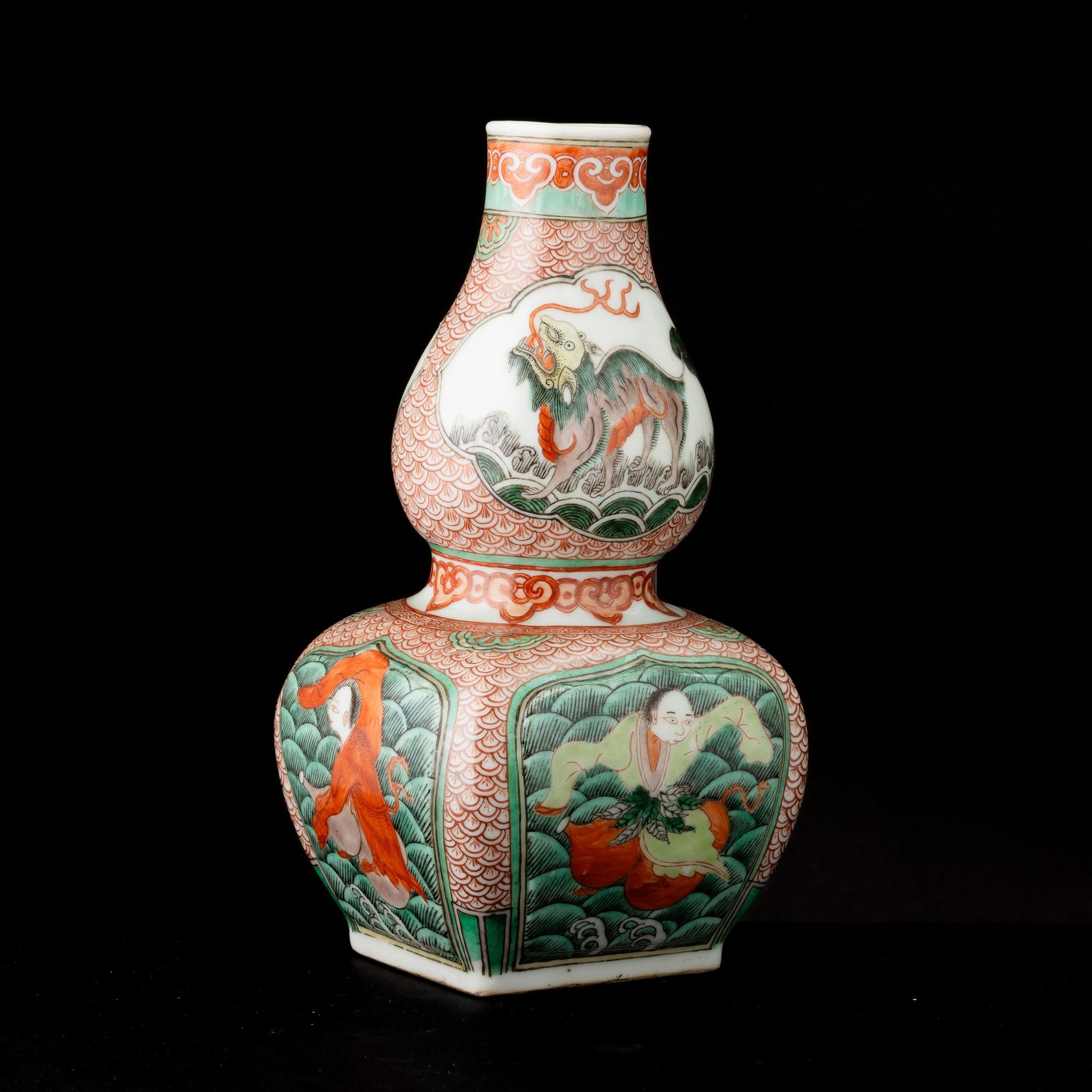 Vaso in Porcellana Famiglia Verde a Forma di Doppia Zucca Raffigurante Personaggi con Cani di Pho...