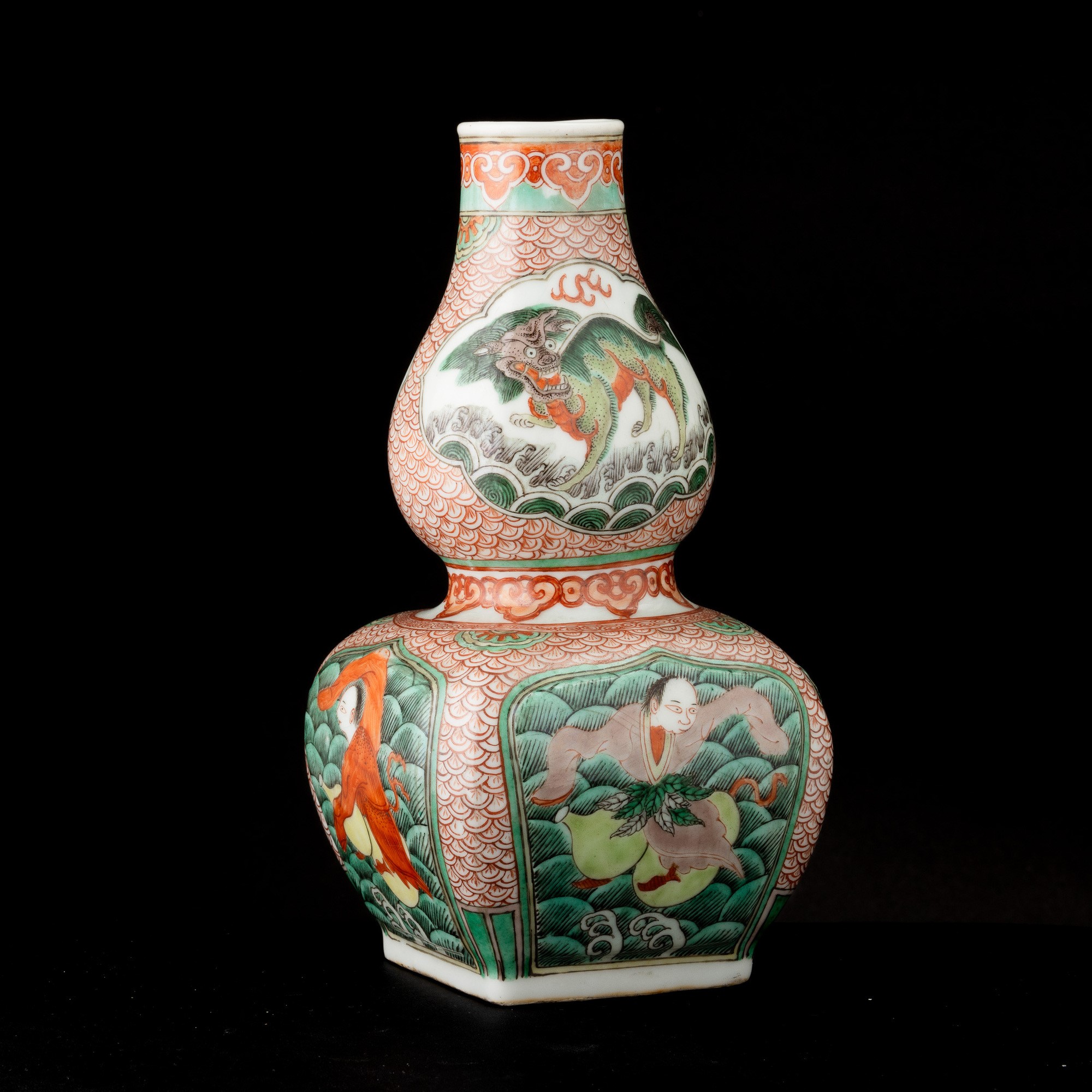 Vaso in Porcellana Famiglia Verde a Forma di Doppia Zucca Raffigurante Personaggi con Cani di Pho...