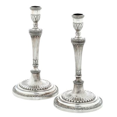Manifattura italiana (Toscana?), Coppia di candelieri neoclassici, argento fuso, sbalzato e cesel...