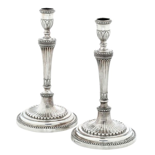 Coppia di candelieri neoclassici. Manifattura italiana (Toscana?) fine del XVIII secolo. Marchio dell'argentiere F B entro rettangolo (non identificato)