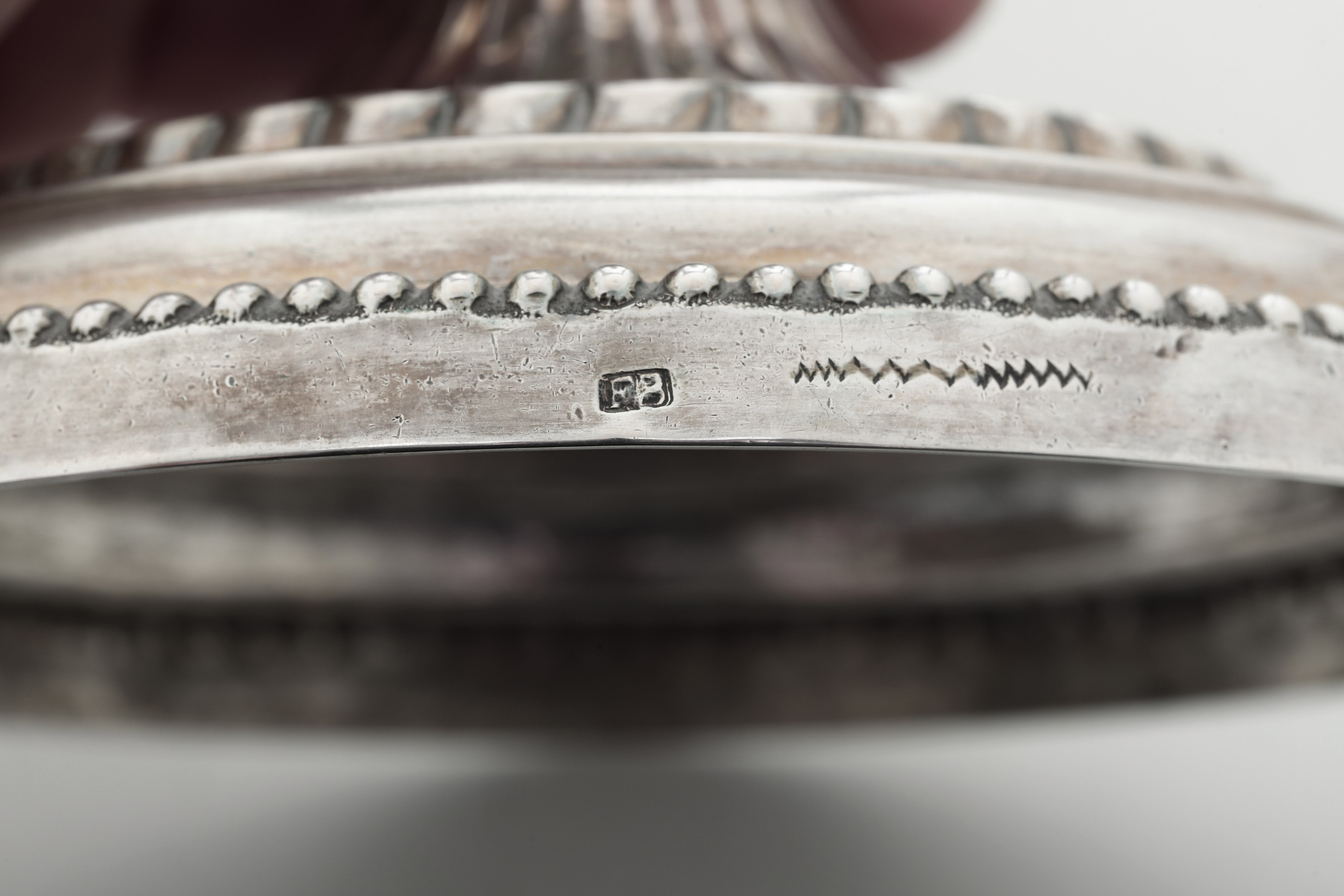 Manifattura italiana (Toscana?), Coppia di candelieri neoclassici, argento fuso, sbalzato e cesel...