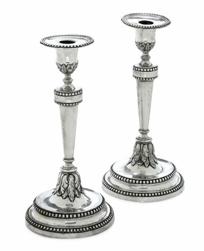 Coppia di candelieri neoclassici genovesi, argento fuso sbalzato cesellato, fine del XVIII secolo