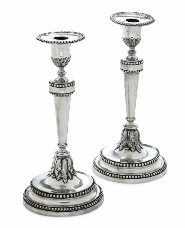 Coppia di candelieri neoclassici. Genova, fine del XVIII secolo. Marchio della "Torretta" per l'anno (1)787 ? (marchio parziale di difficile lettura)