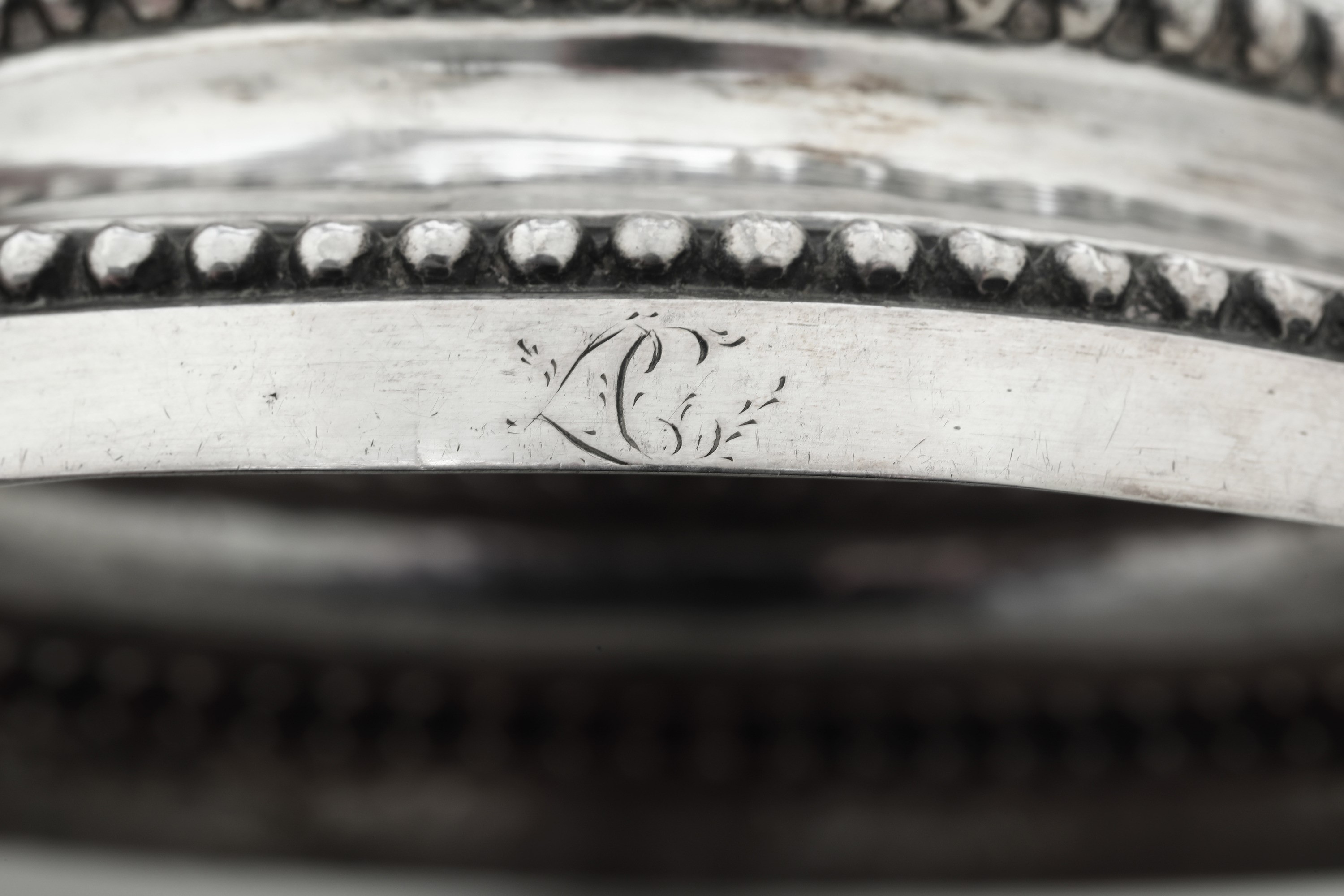 Coppia di candelieri neoclassici genovesi, argento fuso sbalzato cesellato, fine del XVIII secolo