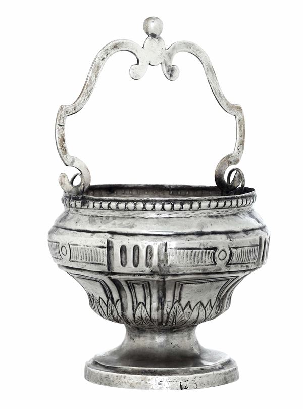 Secchiello. Sicilia, Palermo, XVIII secolo. Marchi con aquila ad ali alte del console I D M entro rettangolo (non identificato) e testa di Cerere volta a sinistra