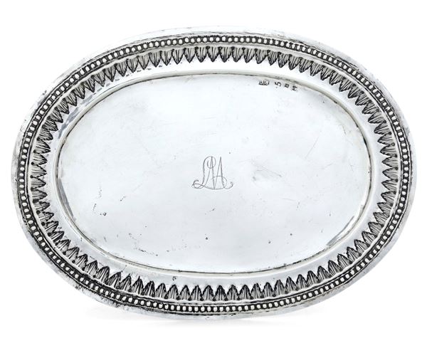 Vassoietto. Napoli, primo quarto del XIX secolo. marchio dell'argentiere P C entro rettangolo (non identificato)