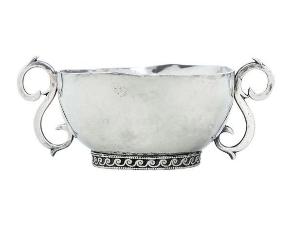 Coppa potoria e scrigno. Roma, XIX secolo. Coppa con anse sagomate e piede decorato con motivo ad onda, marchio dell'argentiere consunto Scrigno a bauletto con piedi sferici e presa sagomata, argentiere Felice Paternoster (1807-1841)