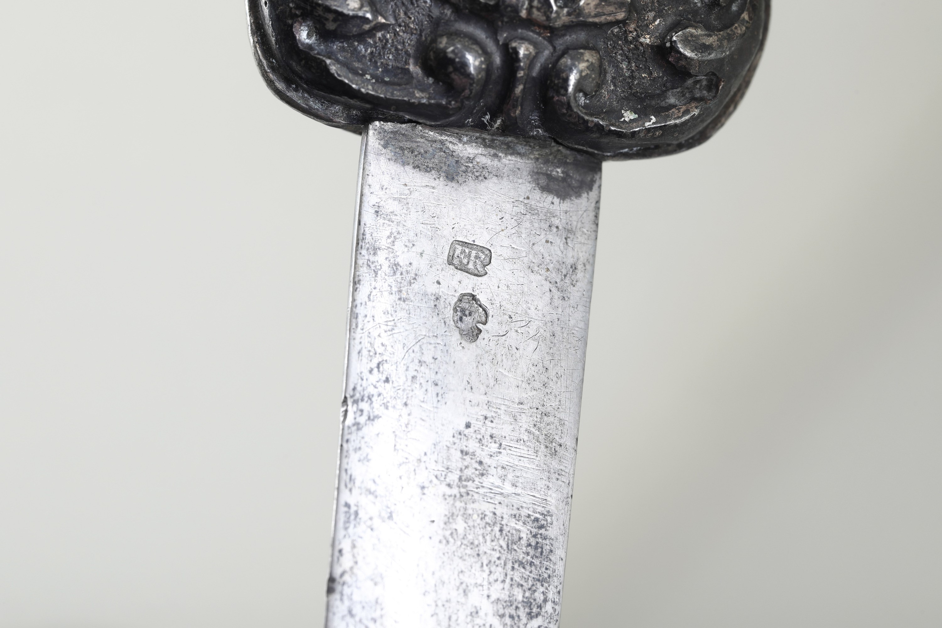 Spada di San Sebastiano, oreficeria italiana (Napoli?), XVIII secolo, argento fuso, sbalzato e ce...