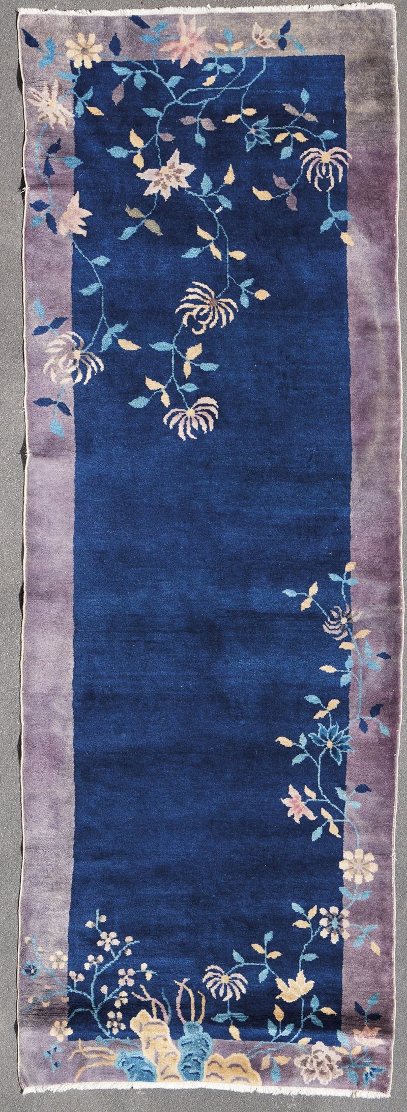 Piccola passatoia Cina inizio XX secolo  - Auction Carpets - Cambi Casa d'Aste