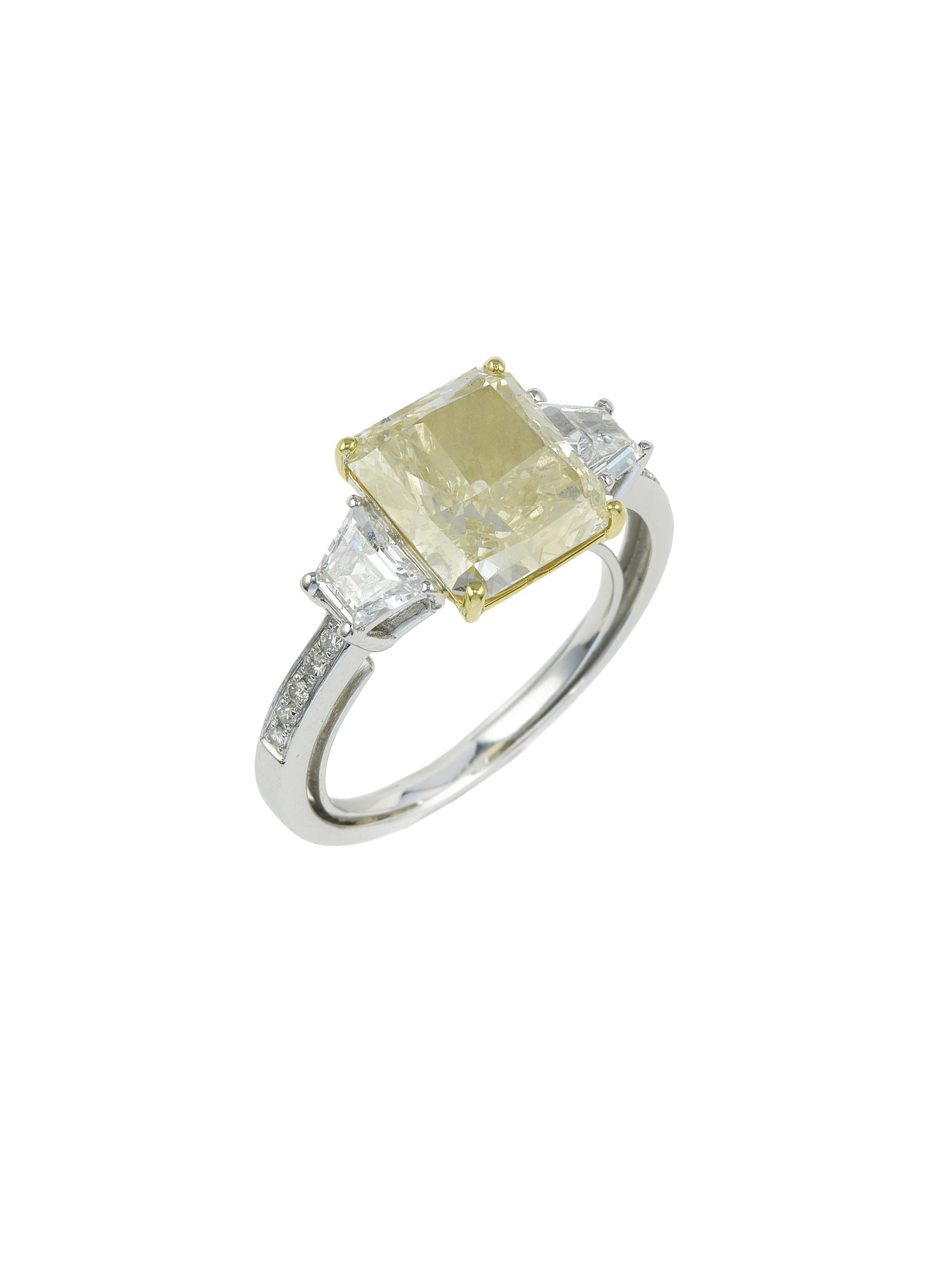 Anello con diamante radiant naturale Fancy Light Yellow, 3,26 ct in oro bianco 750/1000