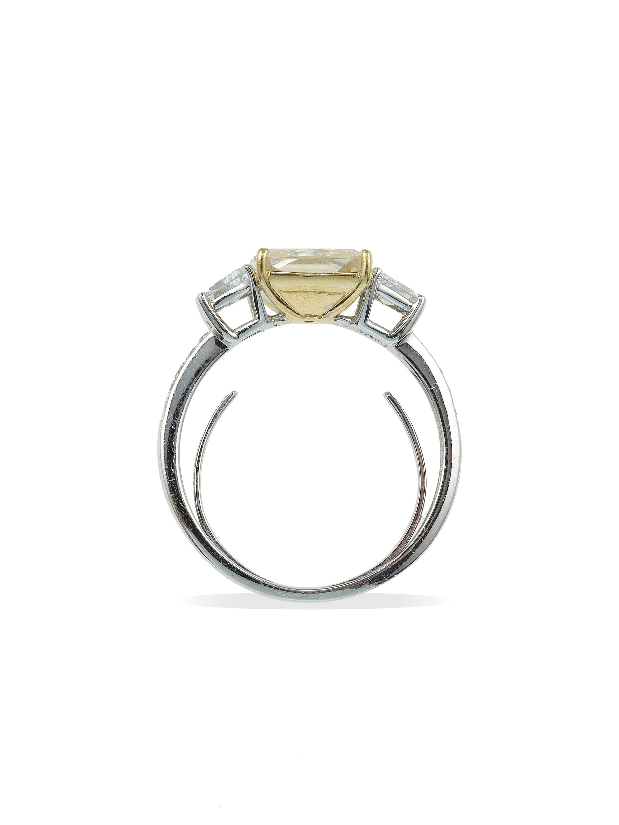 Anello con diamante radiant naturale Fancy Light Yellow, 3,26 ct in oro bianco 750/1000
