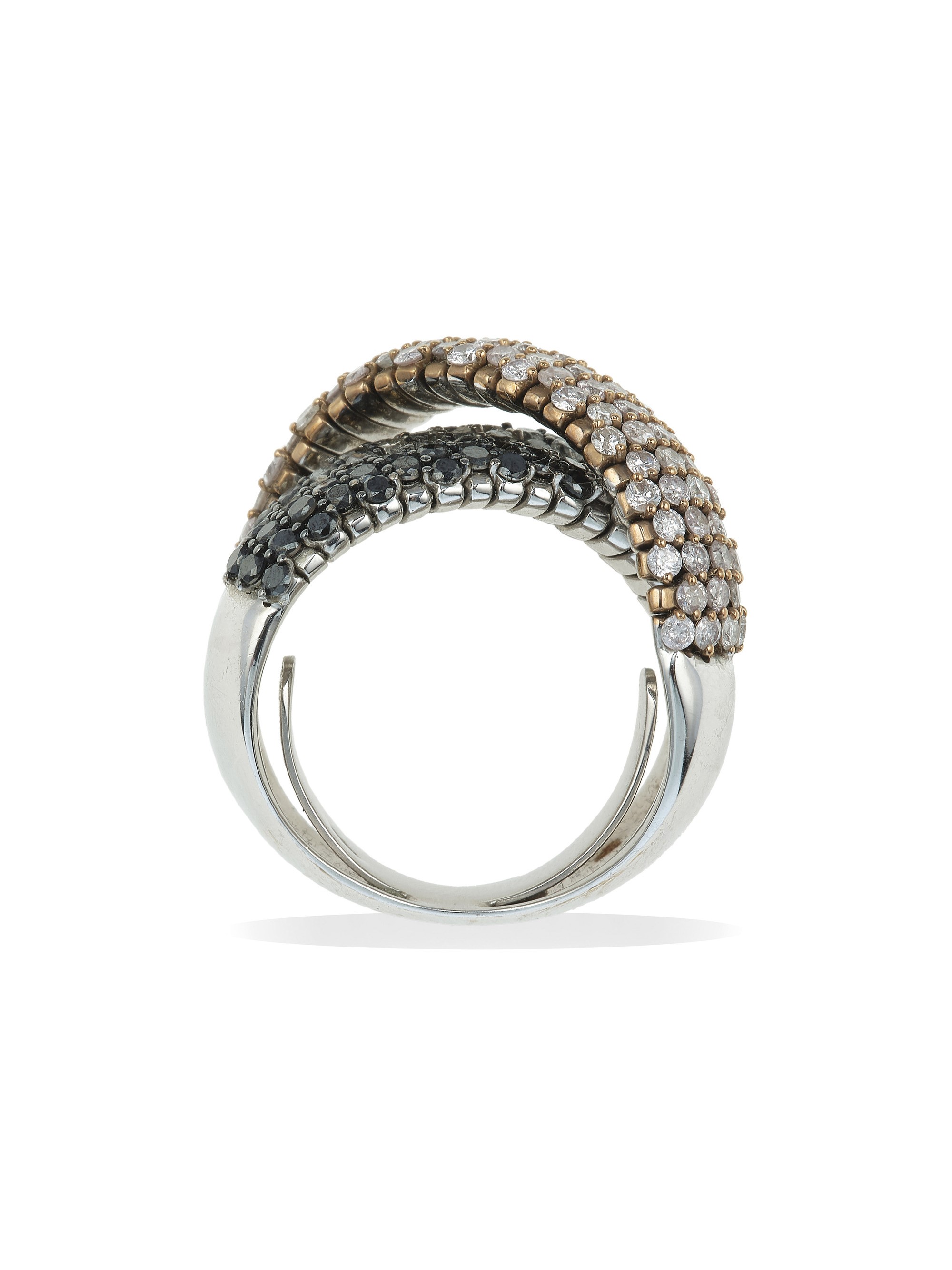 Anello a tre fasce di diamanti fancy, in oro bianco 750/1000