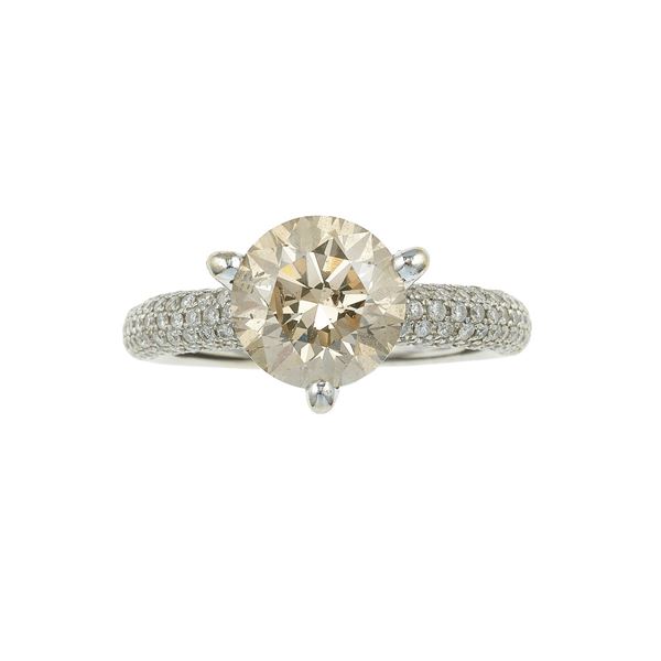 Anello con diamante taglio brillante di ct 4.13, natural fancy brown