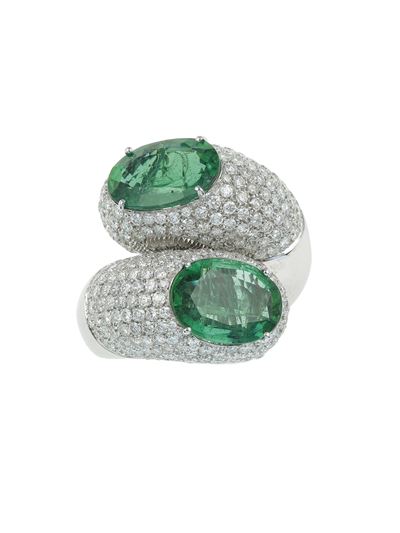 Anello, due smeraldi e pavé di diamanti in oro bianco 750/1000