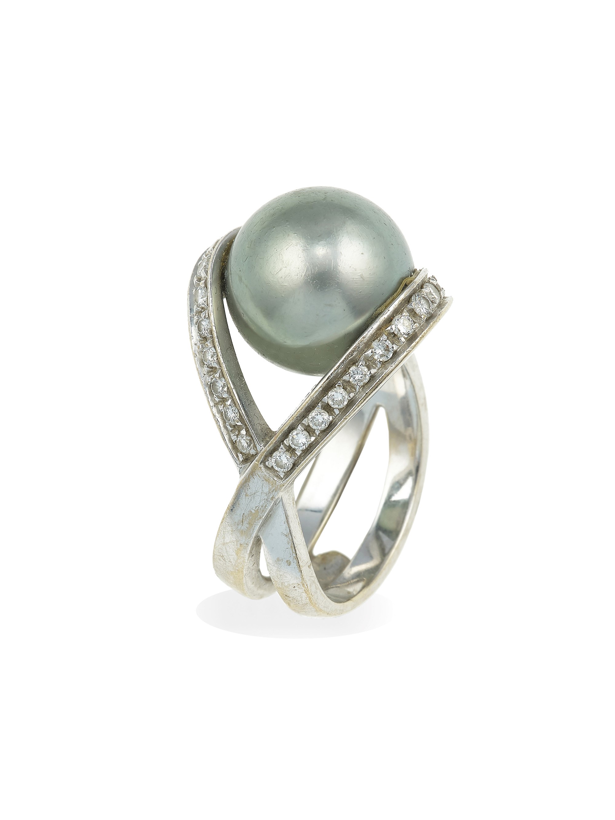 Anello in oro bianco 750/1000 con perla Tahiti e diamanti a contorno