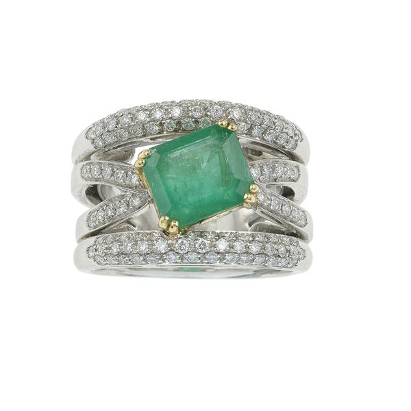 Anello a fascia con smeraldo e diamanti