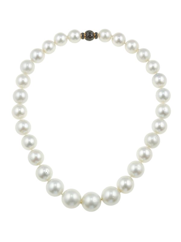 Cultured pearl and gold necklace