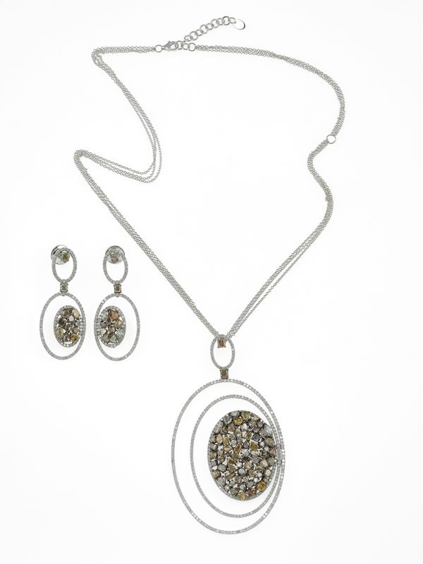 Demi-parure composta da collana ed orecchini con diamanti fancy color e diamanti bianchi