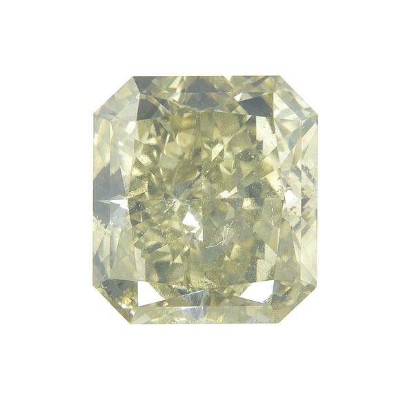 Diamante, fancy greenish yellow, taglio rettangolare a faccette e gradini, di ct 3.02, caratteristiche interne SI2, fluorescenza UV lieve
